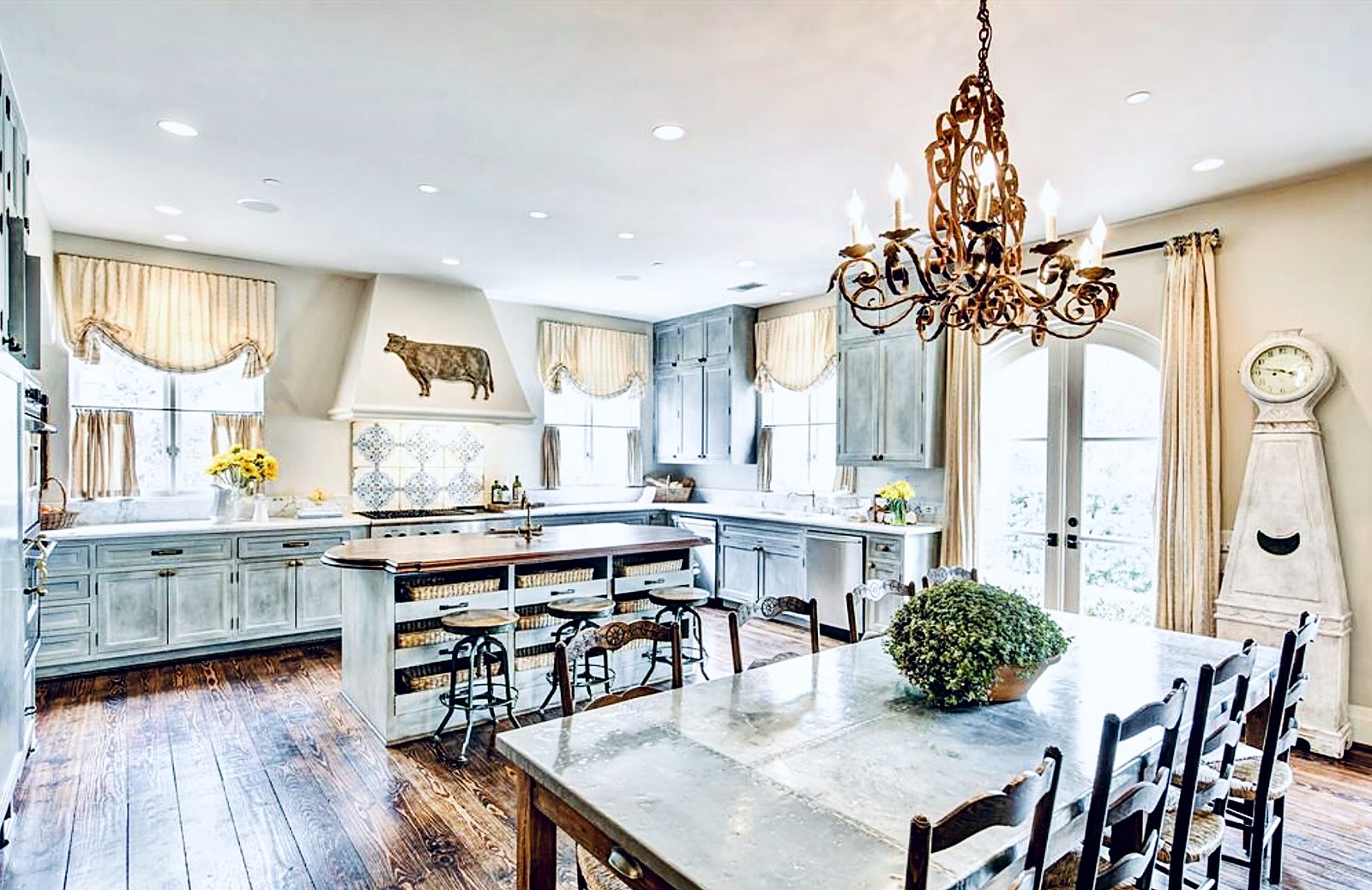 Stock vs. Semi-Custom vs. Custom Cabinets: How to Choose the Right Cabinet Tier