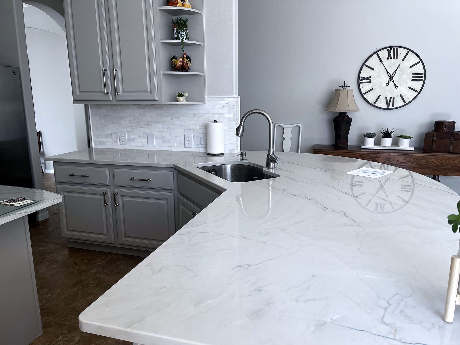 Marble vs. Quartzite vs. Porcelain: How to Get the Marble Look Without the Regret